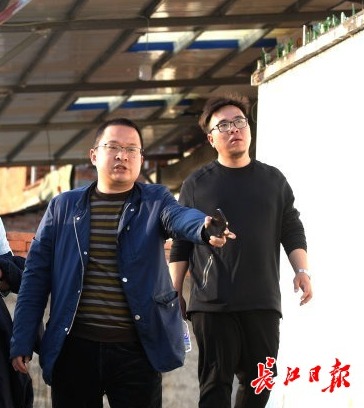 朱俊刚下村湾收集建设美丽乡村意见,村民点赞为民办