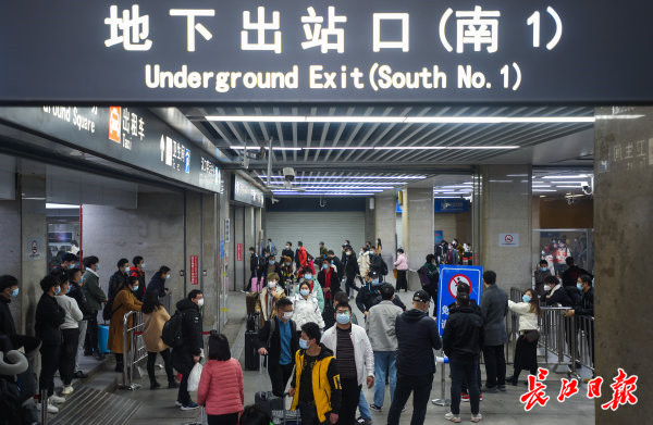 2月17日,汉口火车站出站口,市民陆续返程