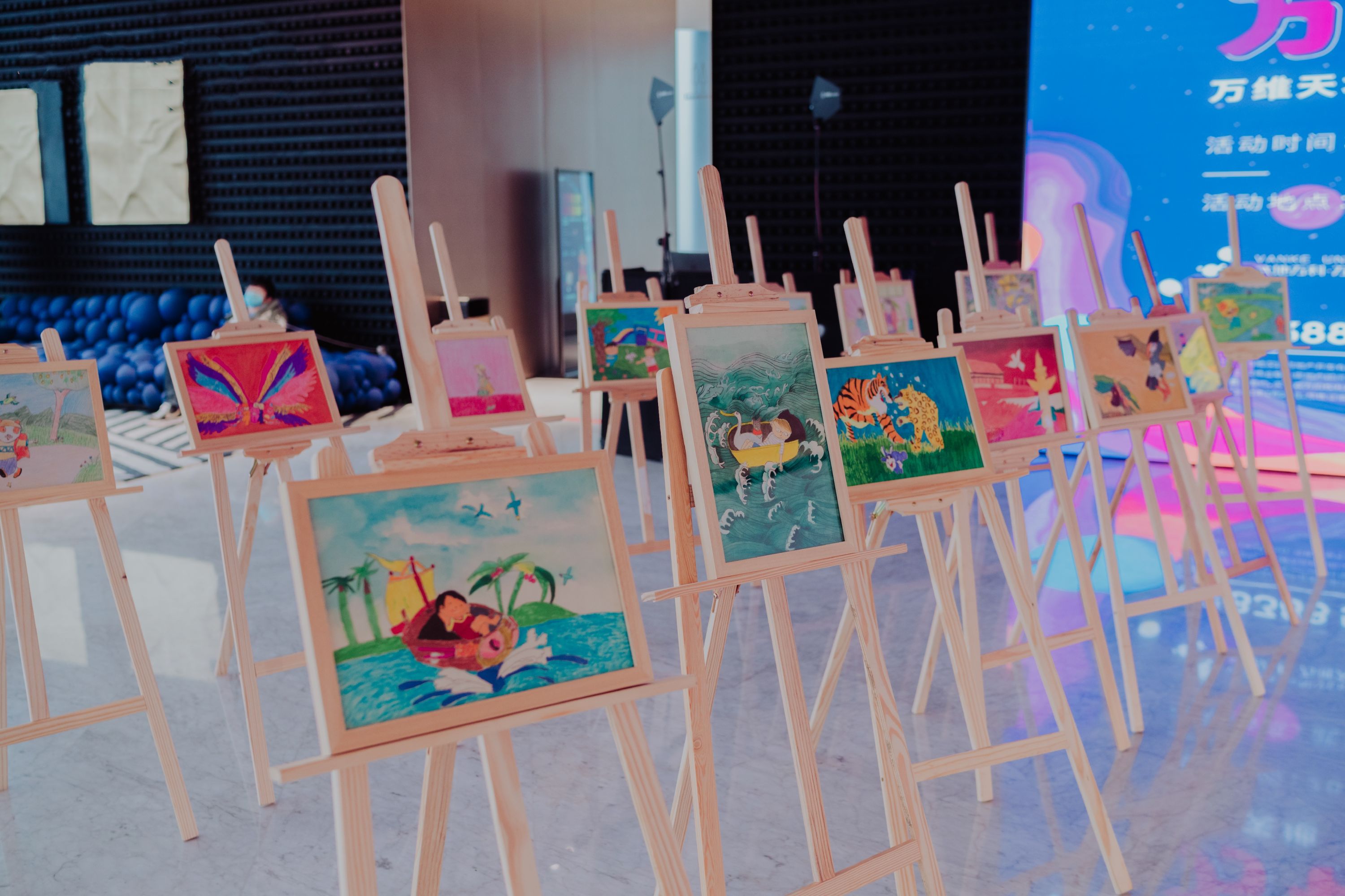 江岸区"万有引力,暖光星球"公益画展守护困境儿童梦想