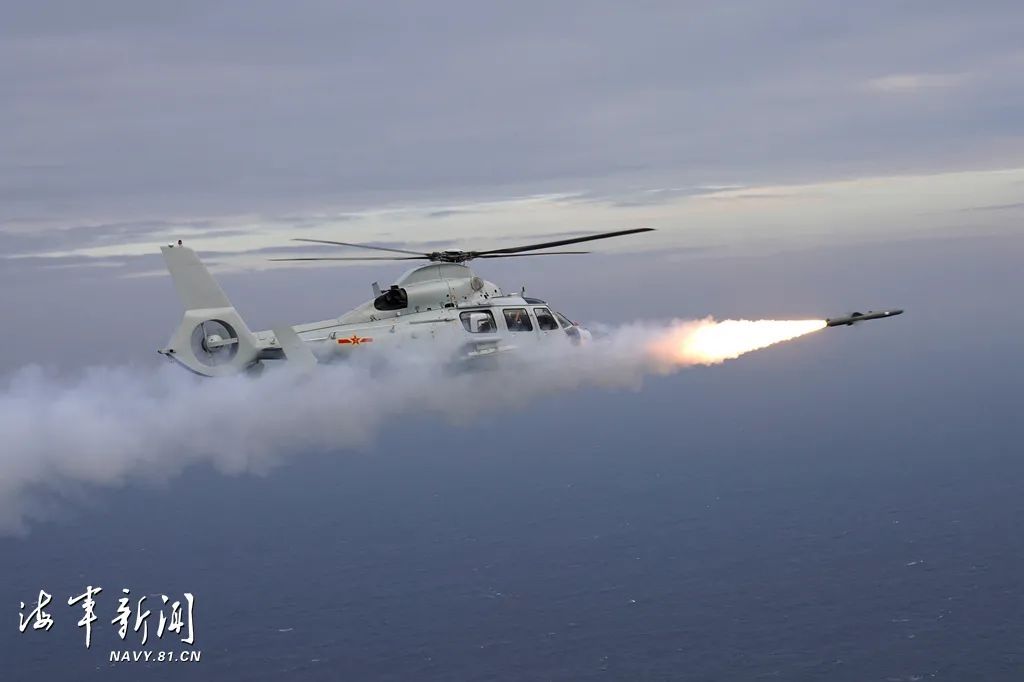 你看,静谧深海里他们枕戈待旦狭小空间中,他们灵活穿梭驾驶长鲸静若