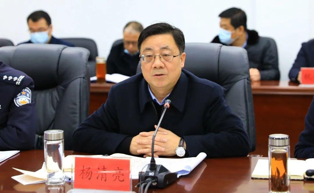 杨清亮代表洪湖市委和市政法队伍教育整顿领导小组表态,以最高站位,最