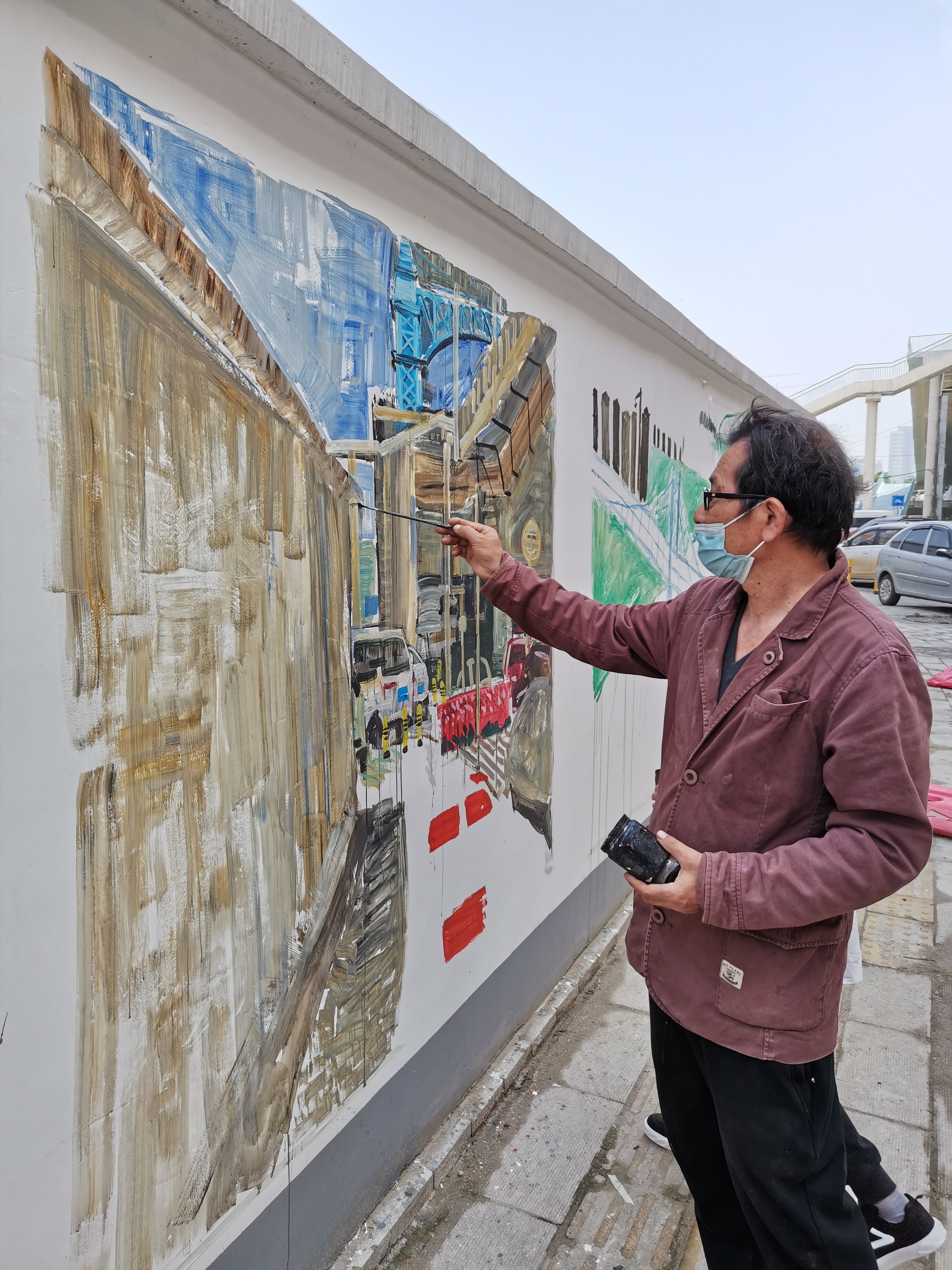 近百米墙绘展现老社区新生活民间网红壁画师又出新作