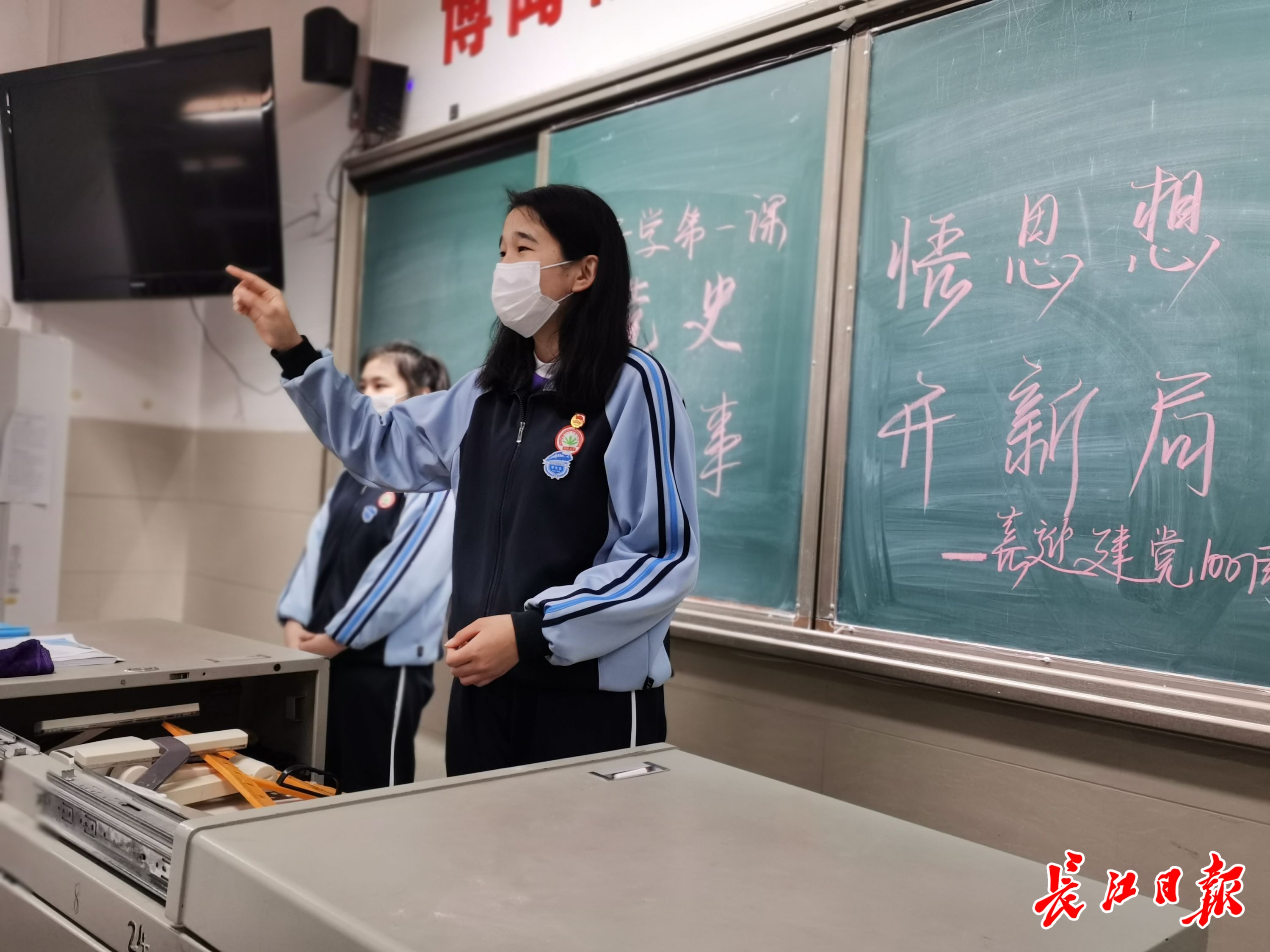 开学第一课上,汉铁高中新疆班学生唱响《我和我的祖国》_大武汉
