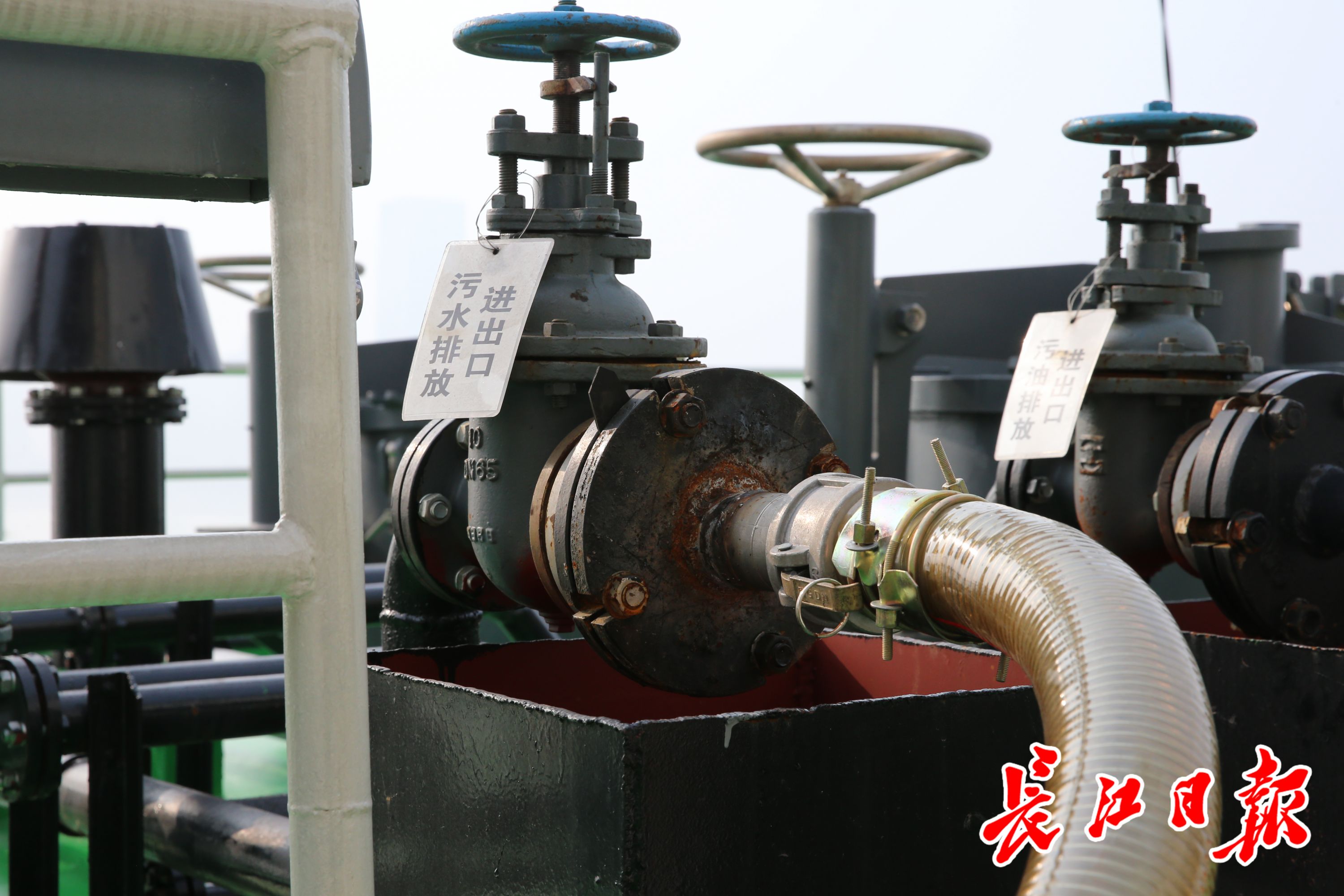 武汉首艘专业生活污水收集船上岗长江武汉段实现船舶污染物零排放