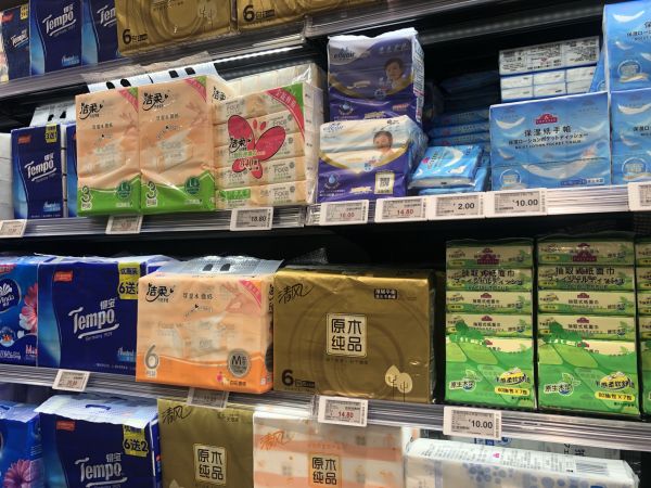 记者赵歆 摄10日,记者来到永旺超市武胜路店,卫生卷纸,纸手帕,抽纸