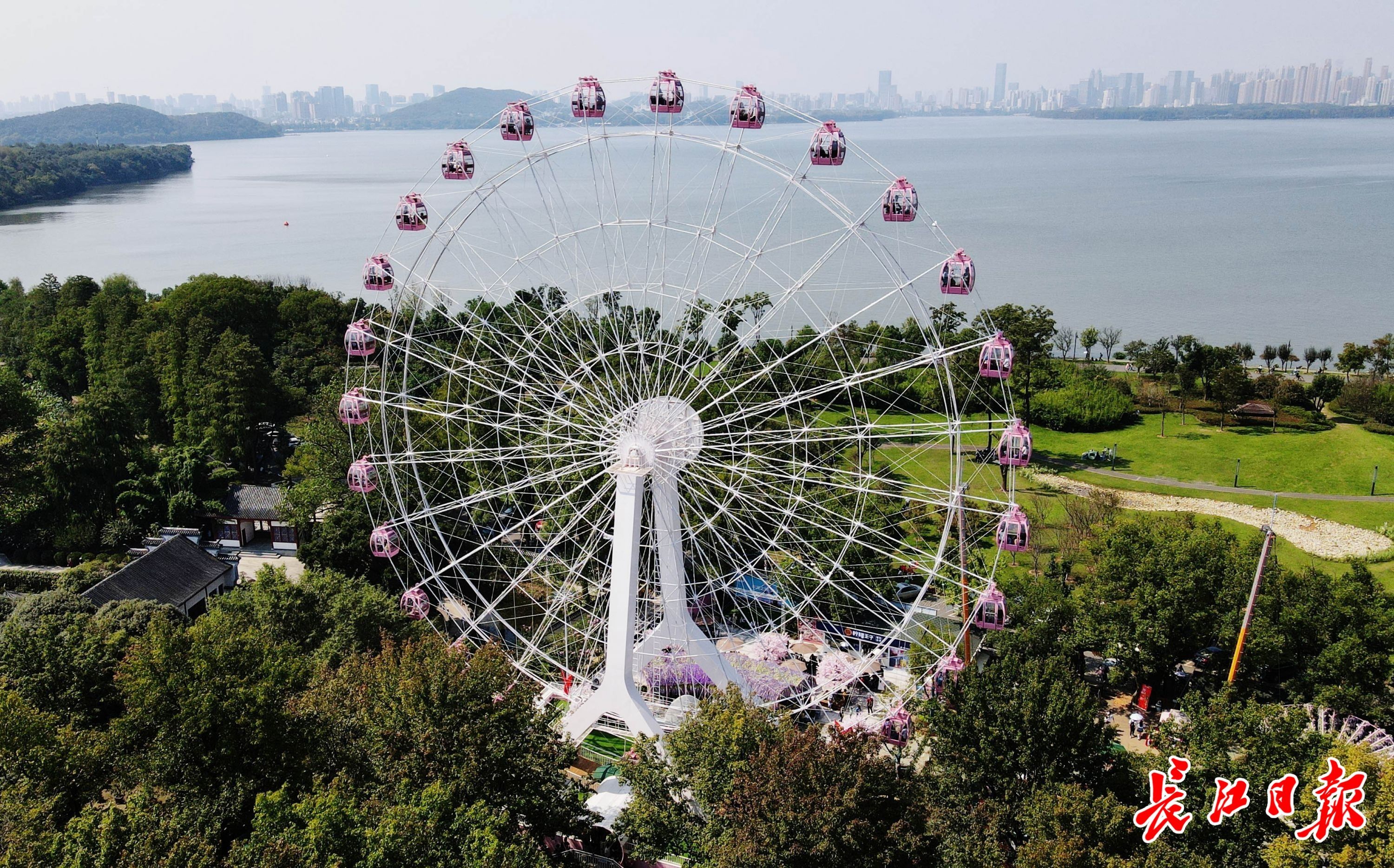 2020年10月1日国庆节,网红打卡地东湖之眼摩天轮吸引了众多游客前来