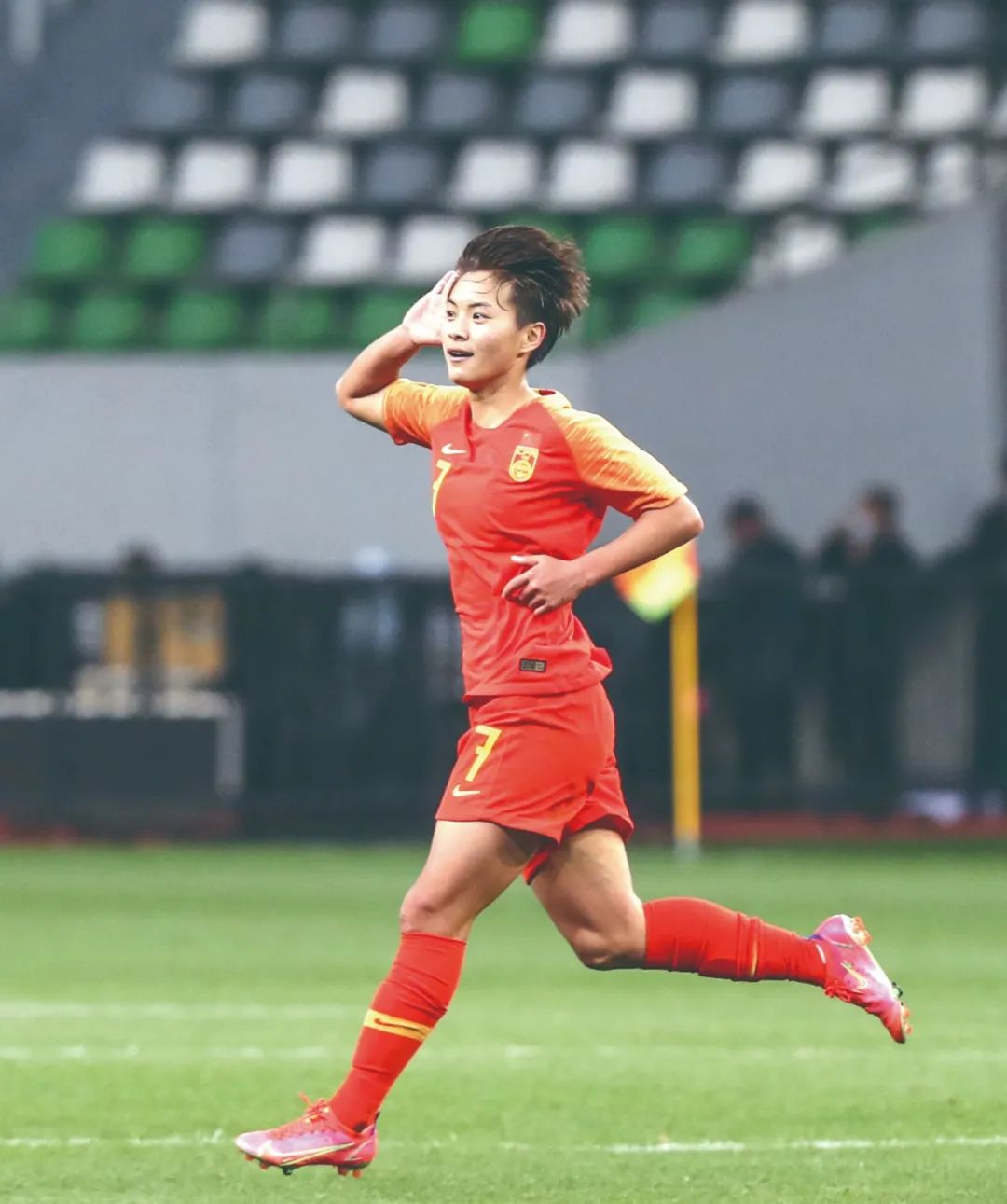 比赛中,除了打进2球的王霜,右后卫娄佳惠的积极拼抢给球迷留下了深刻