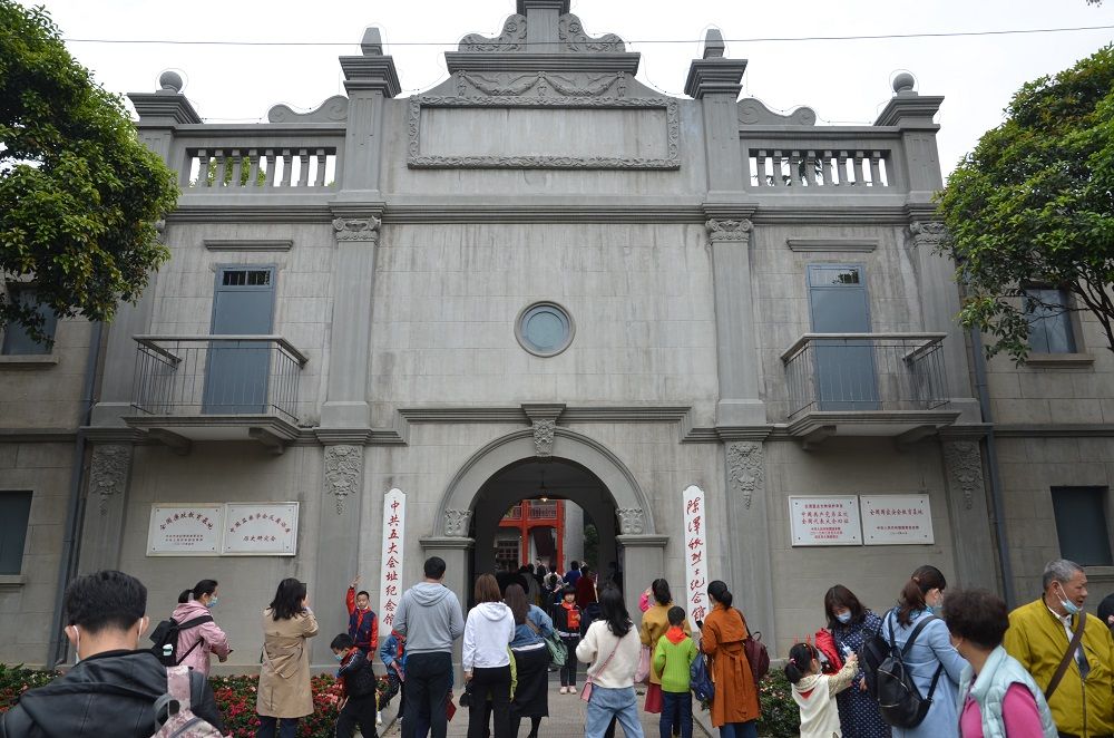 经过一段时间的闭馆修缮,4月10日,中共五大会址重新对公众开放.