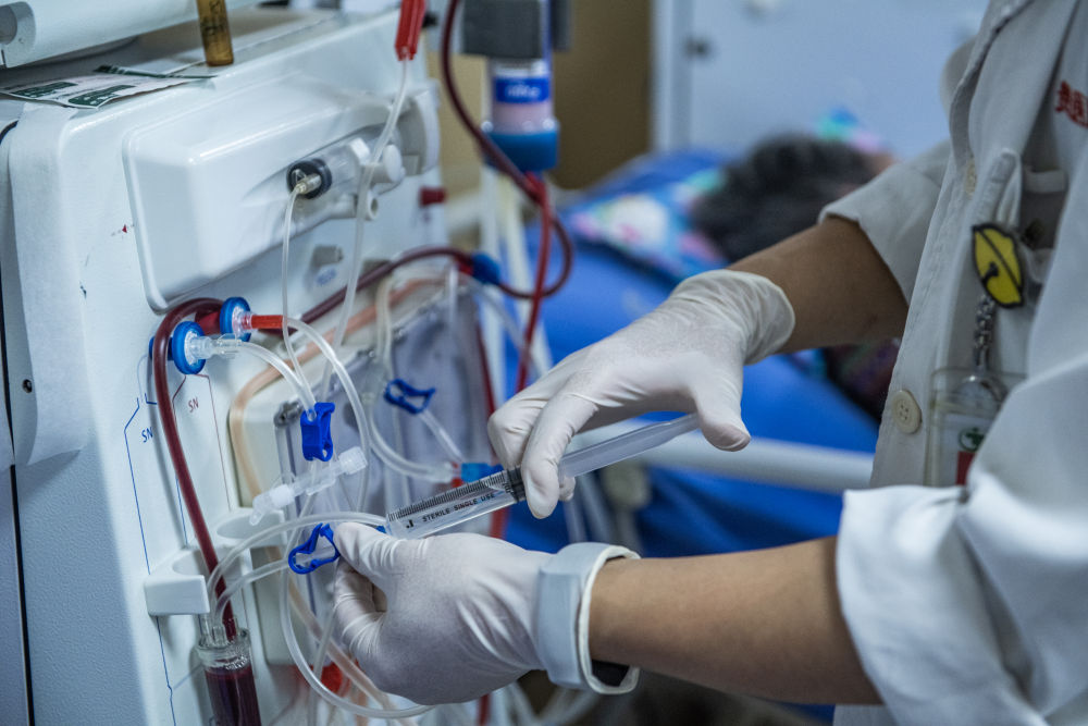 黄秀峰在病房内进行静脉给药(3月25日摄).