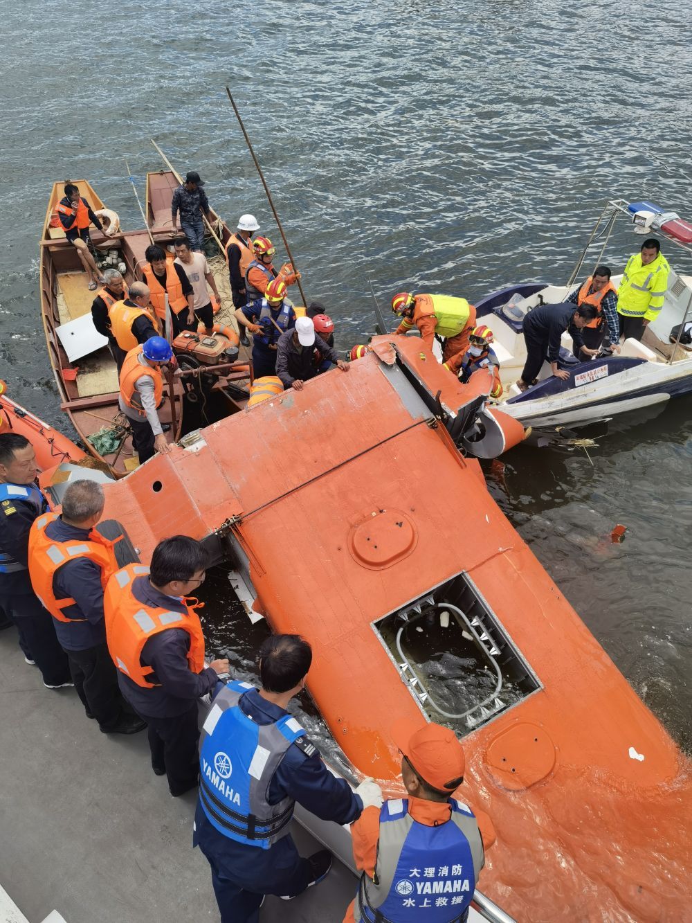 云南大理直升飞机坠入洱海救援现场