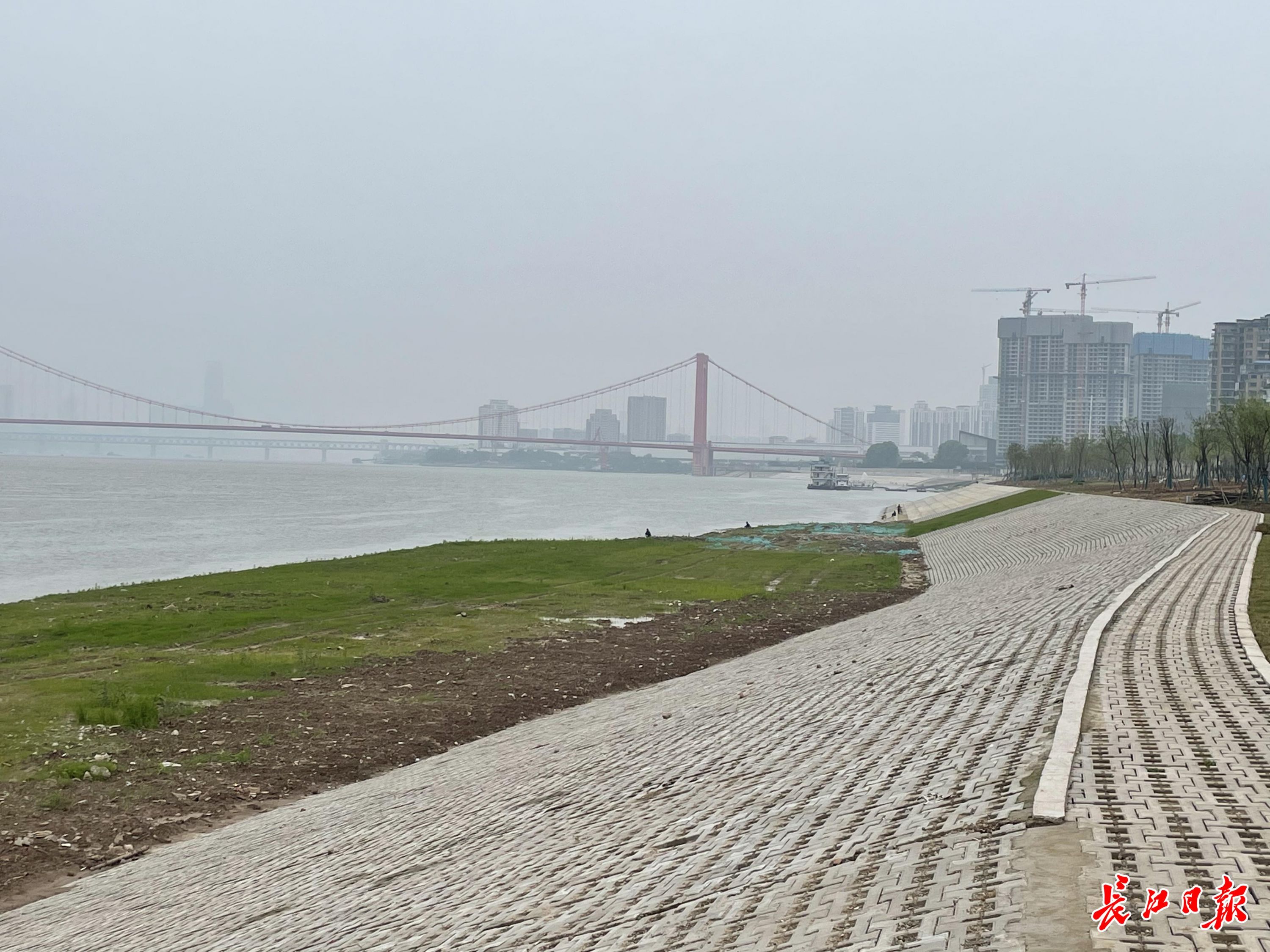 八铺街堤江滩:党员带头抓工期共度项目"关键期"