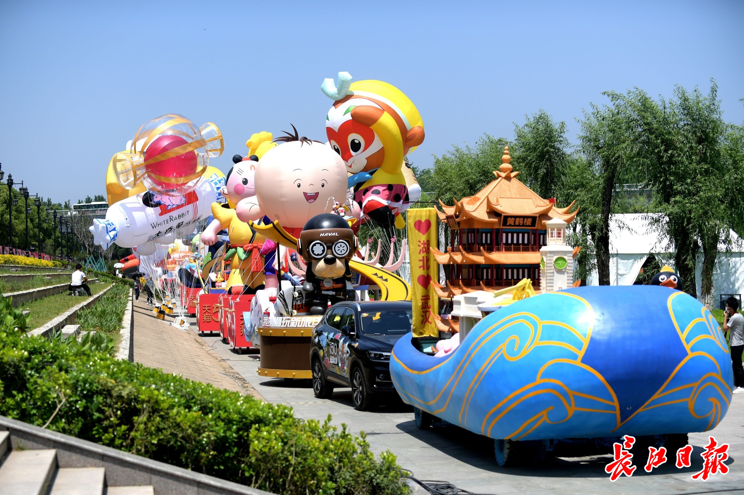 全国首场新国货花车巡游汉口江滩现场人气爆棚