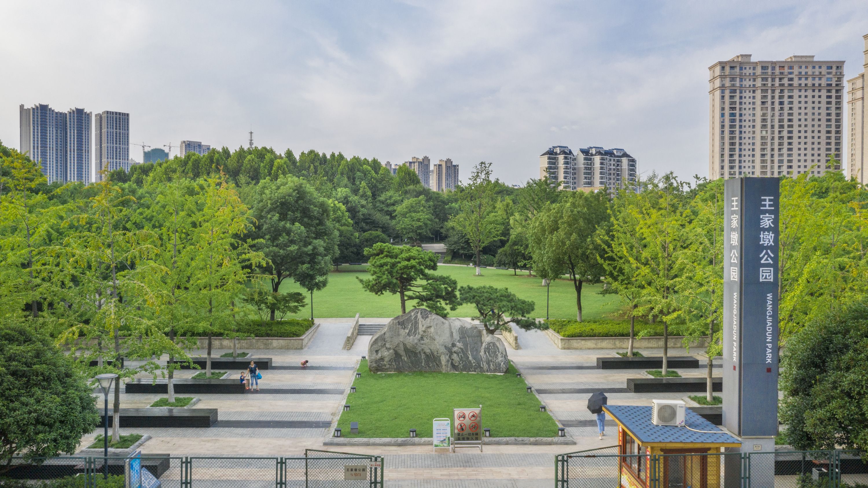 华发中城荟商业中心即将迎宾,为金融城提供便捷商业配套;西北湖公园