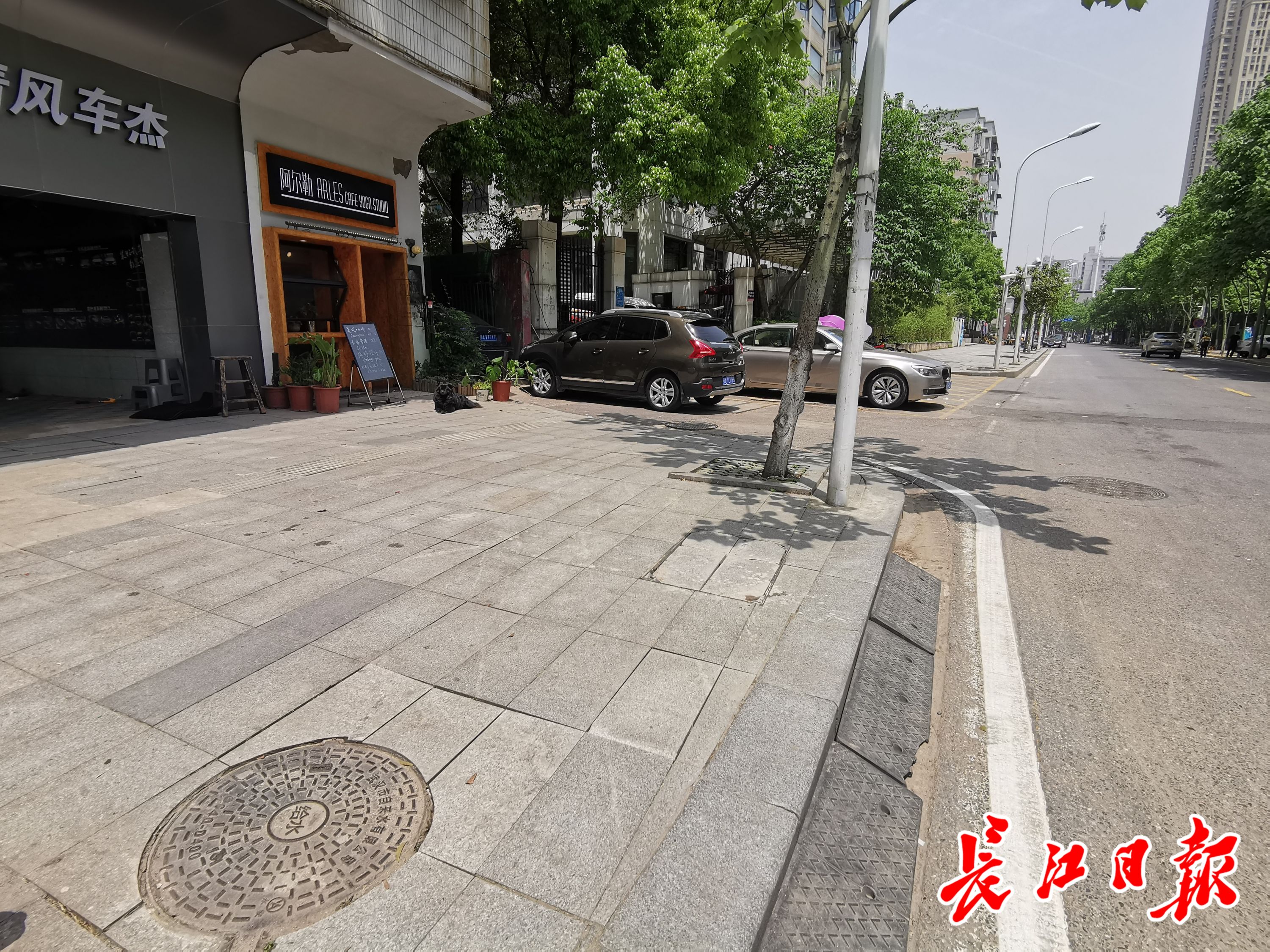 机动车道破损存安全隐患人行道地砖松动有积水这些问题都有回应了