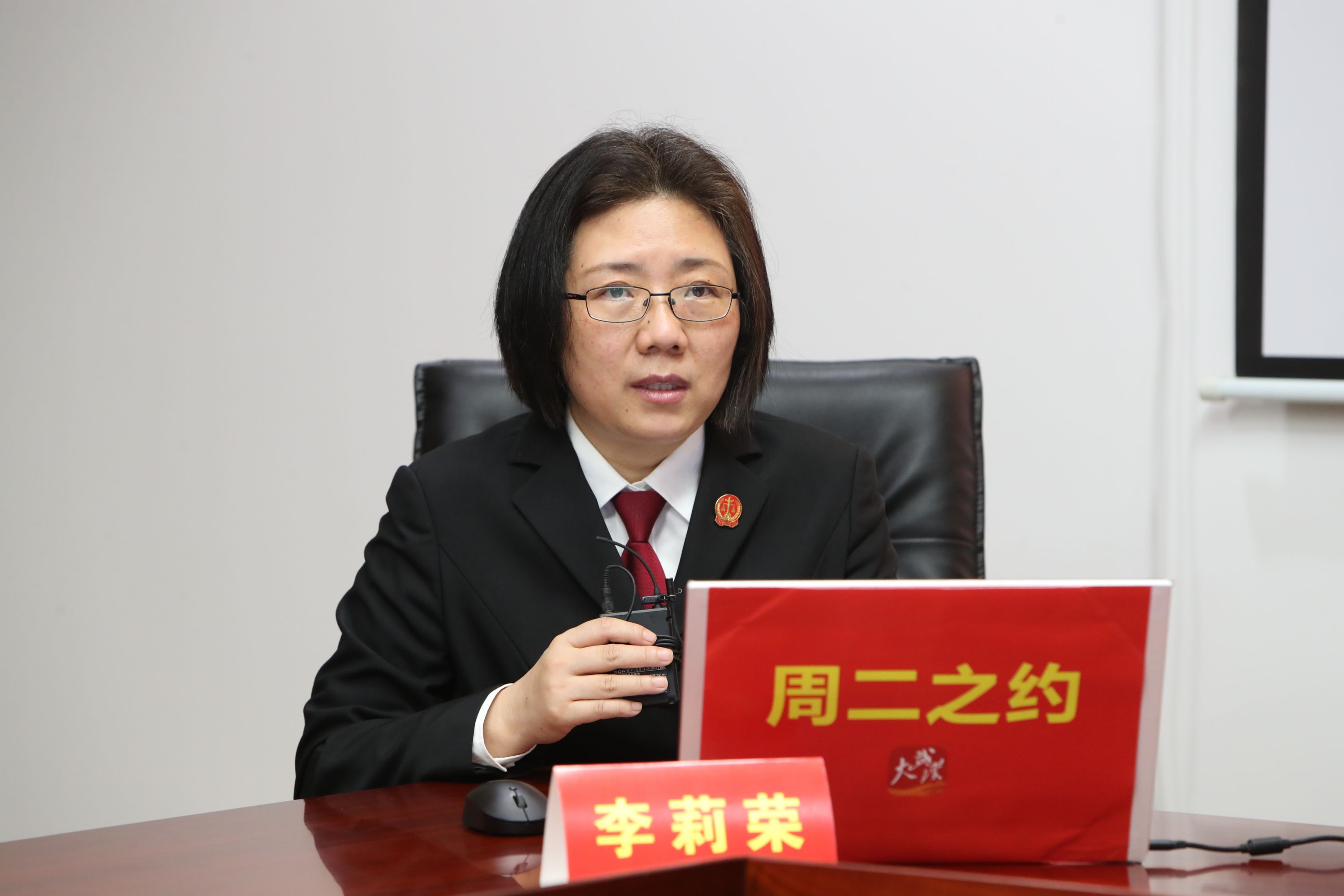 11日上午,武汉市中级人民法院行政审判庭庭长李莉荣