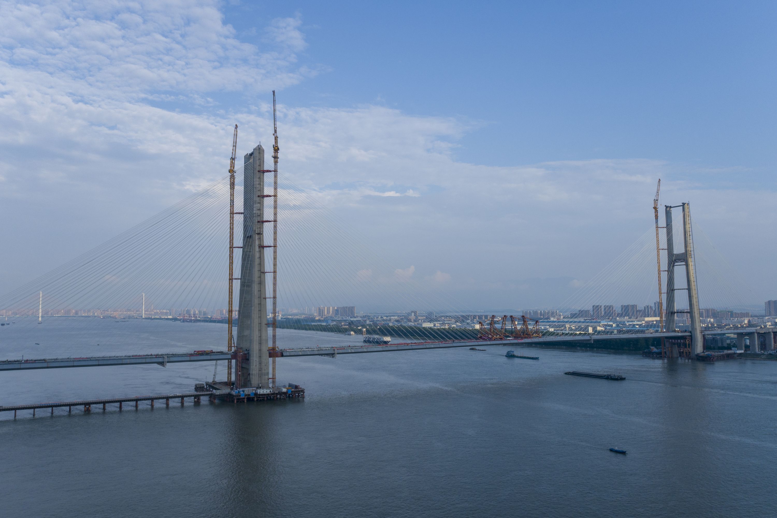 安九铁路鳊鱼洲长江大桥合龙_大武汉