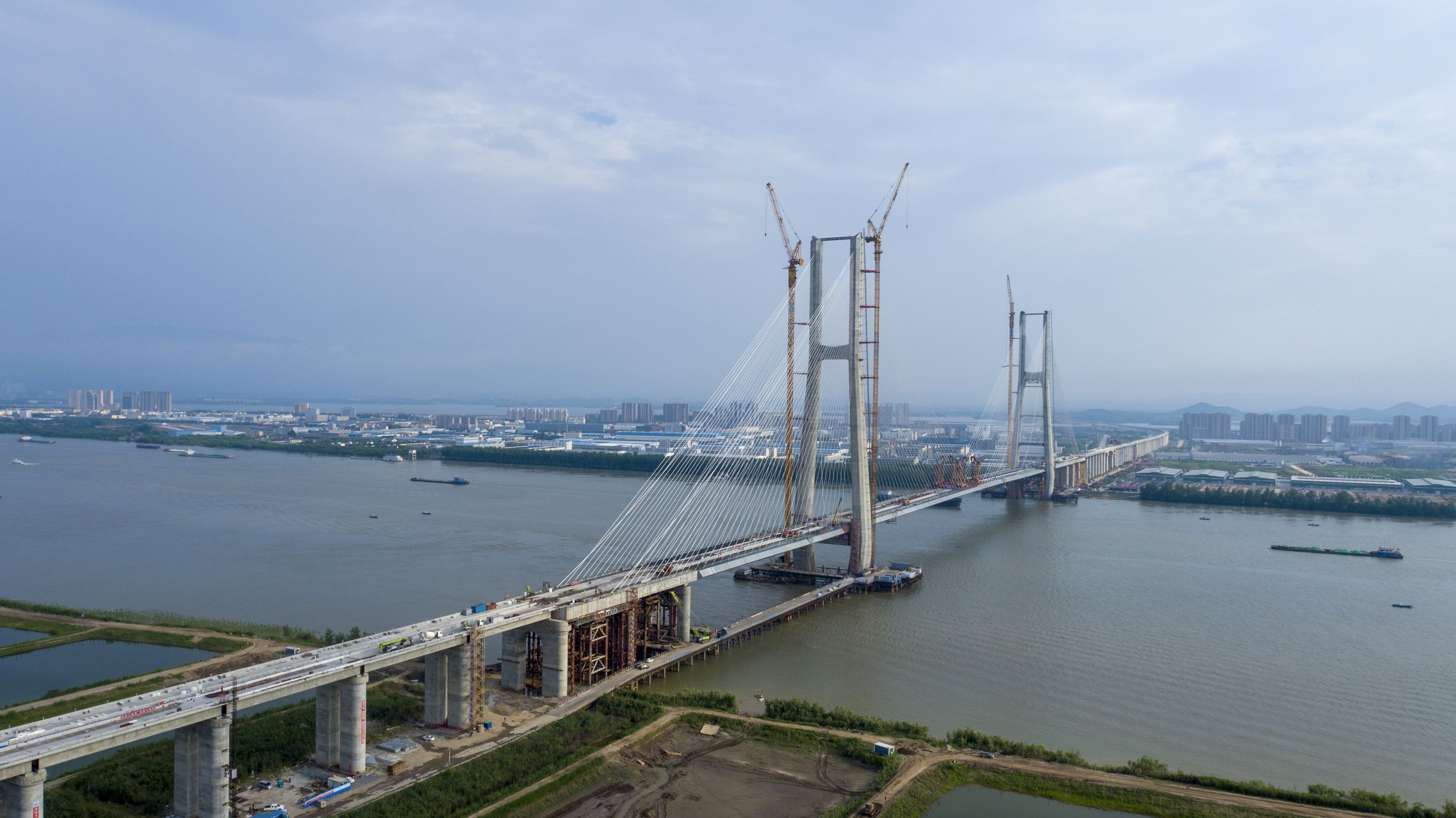 新建安庆至九江铁路是京港高铁的重要组成部分,鳊鱼洲长江大桥工程是