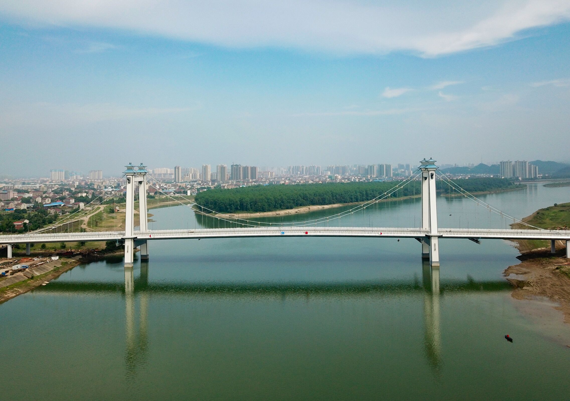 青龙洲大桥连接益阳市赫山区和资阳区,北接白马山路延伸线,南接虎山路