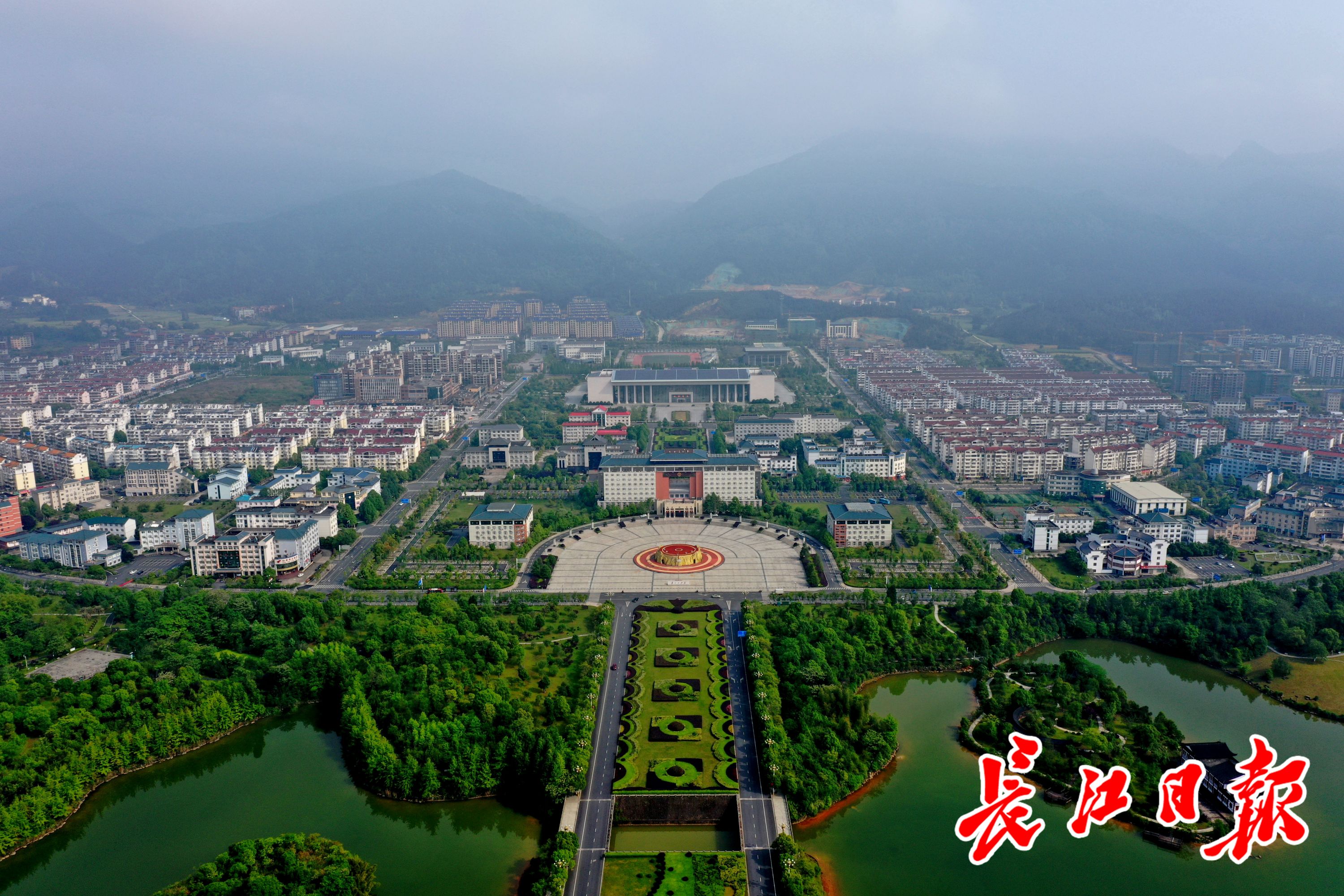 —井冈山市民中心广场前的12个彩色大字,分外