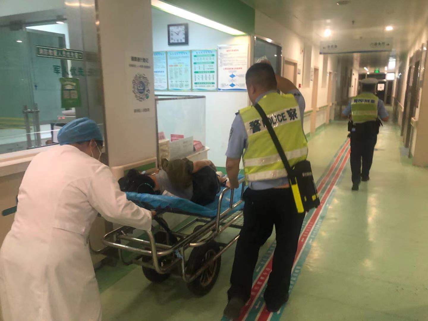 孕妇下夜班骑车倒地 幸遇交警紧急送医_大武汉