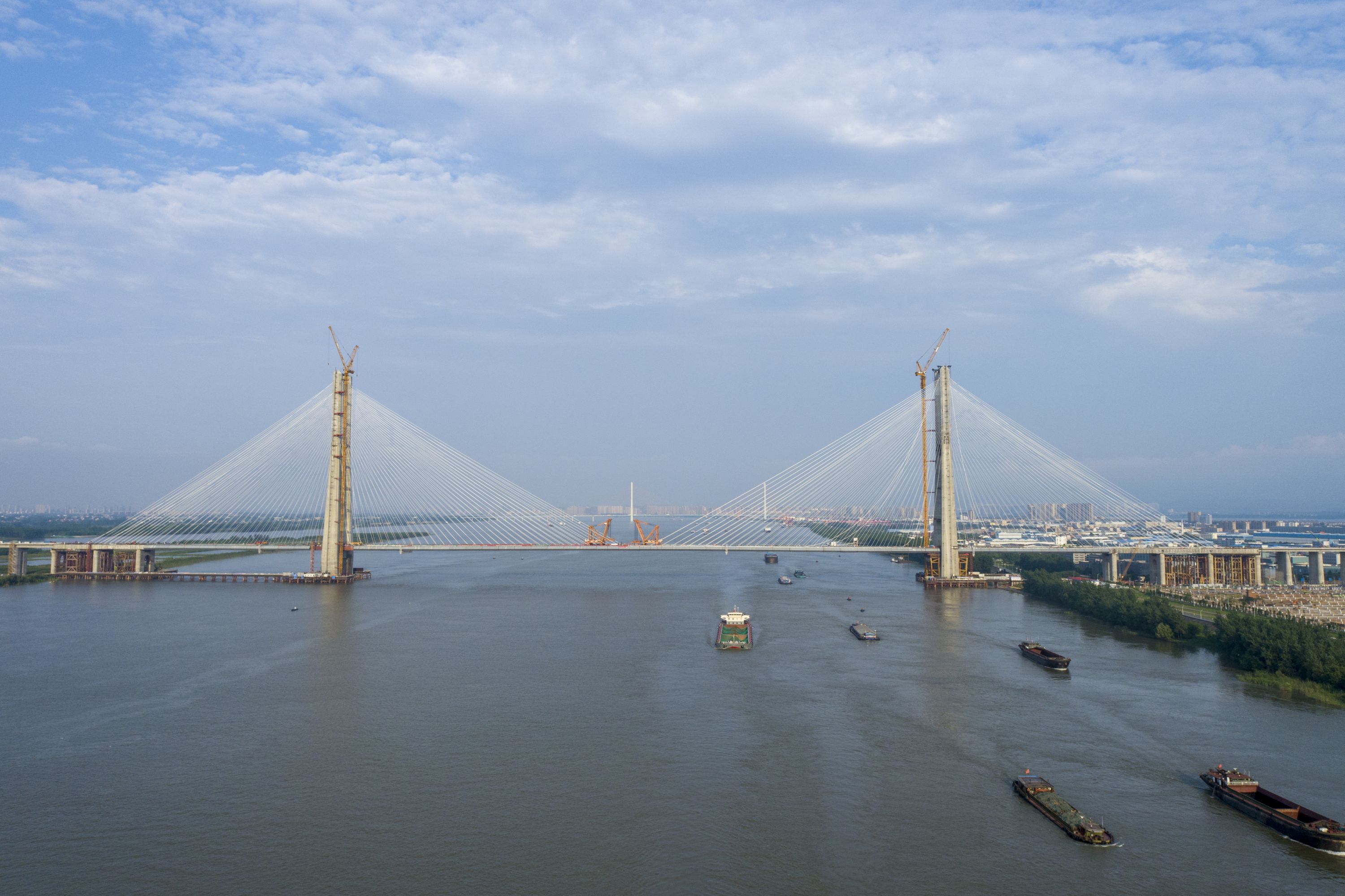 安九铁路鳊鱼洲长江大桥合龙