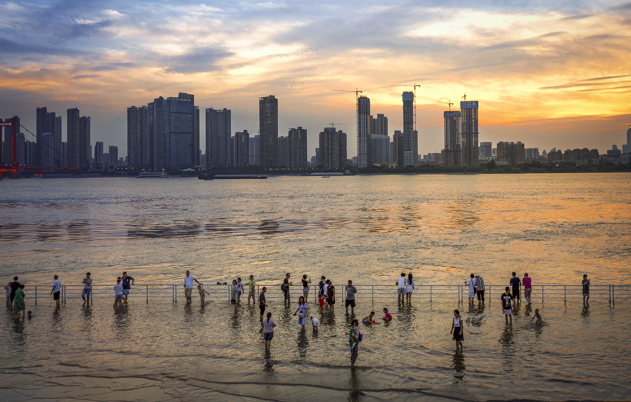 为什么防汛是武汉天大的事周五相聚江滩25年防汛老专家为你解答