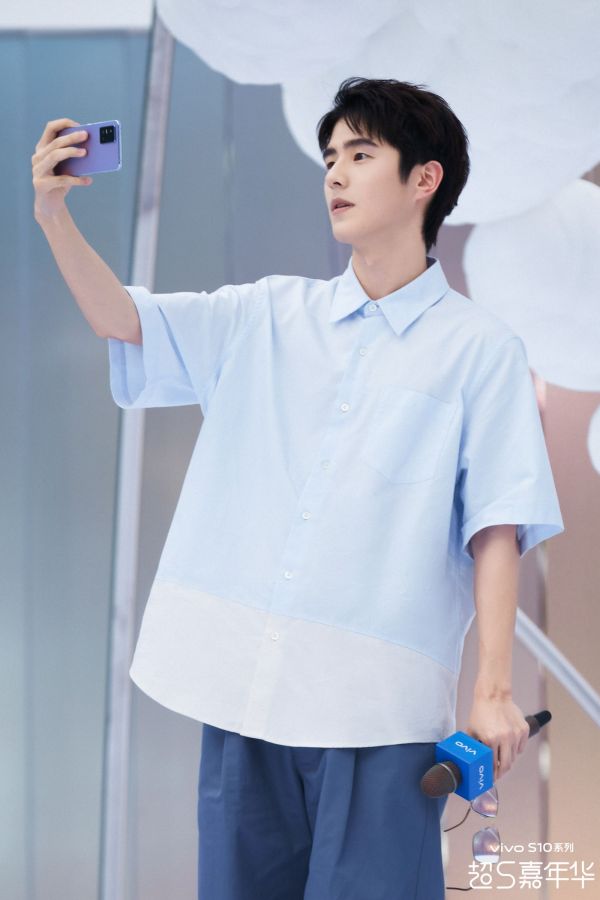 刘昊然闪现武汉解锁自然美