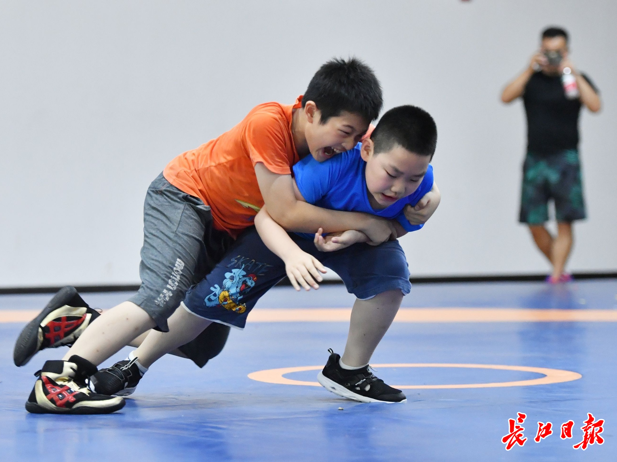 这些学摔跤的孩子真棒