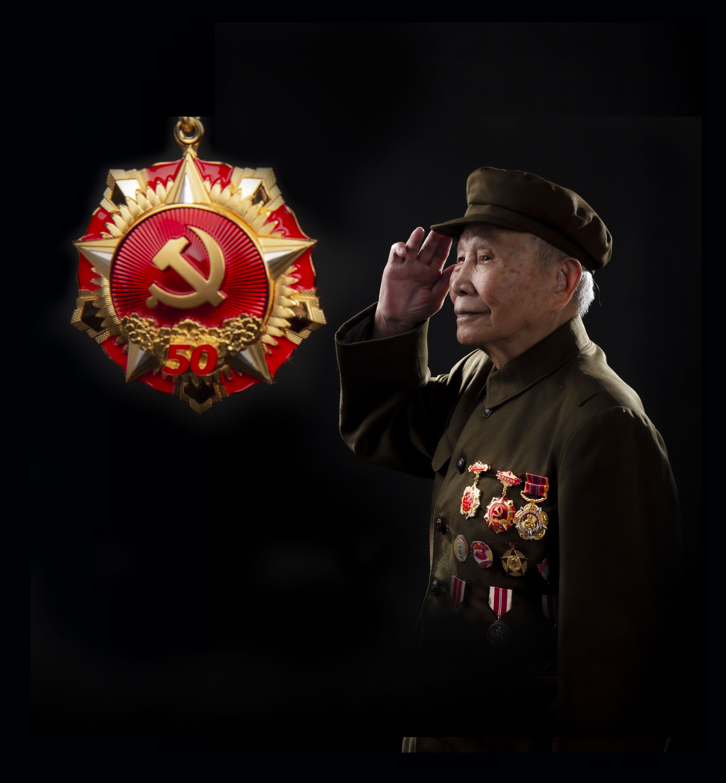 著名摄影师为老战士拍照致敬革命前辈与最受尊敬的人交流是一次精神