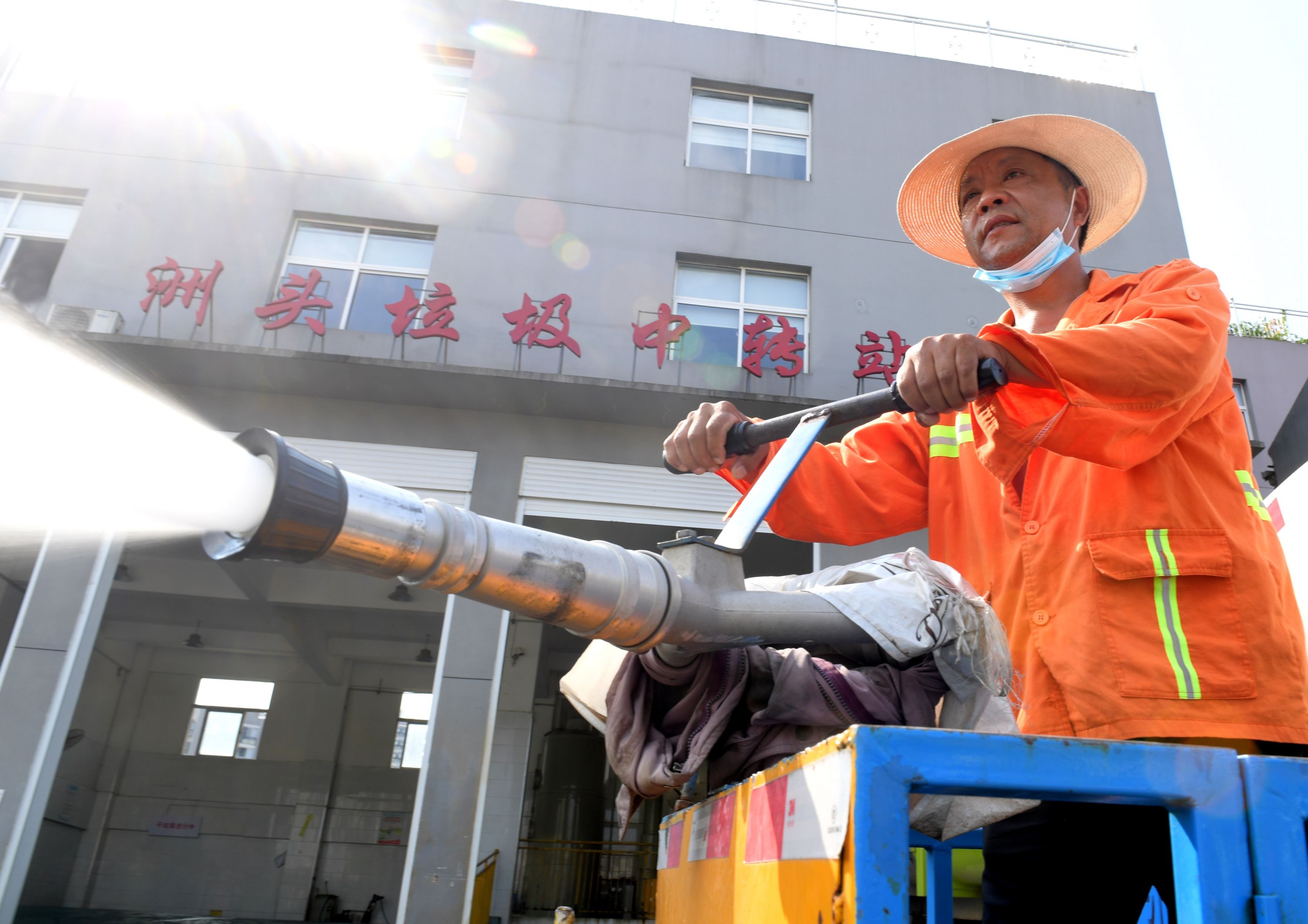 下午2时这群环卫工在爱心驿站里落脚休息避开炎炎烈日