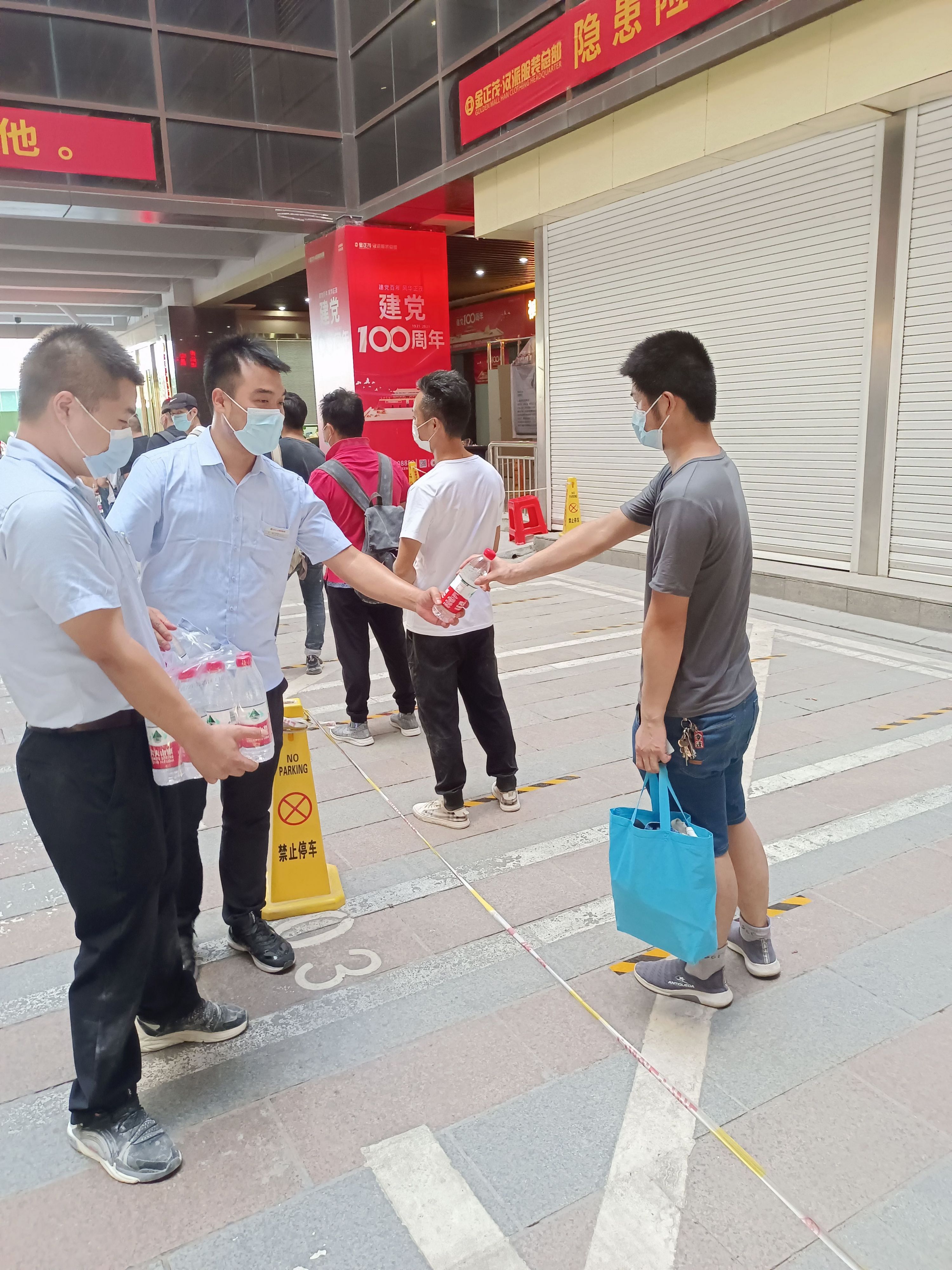 全员出动,提供矿泉水,汉正街市场主动为商户居民做检测