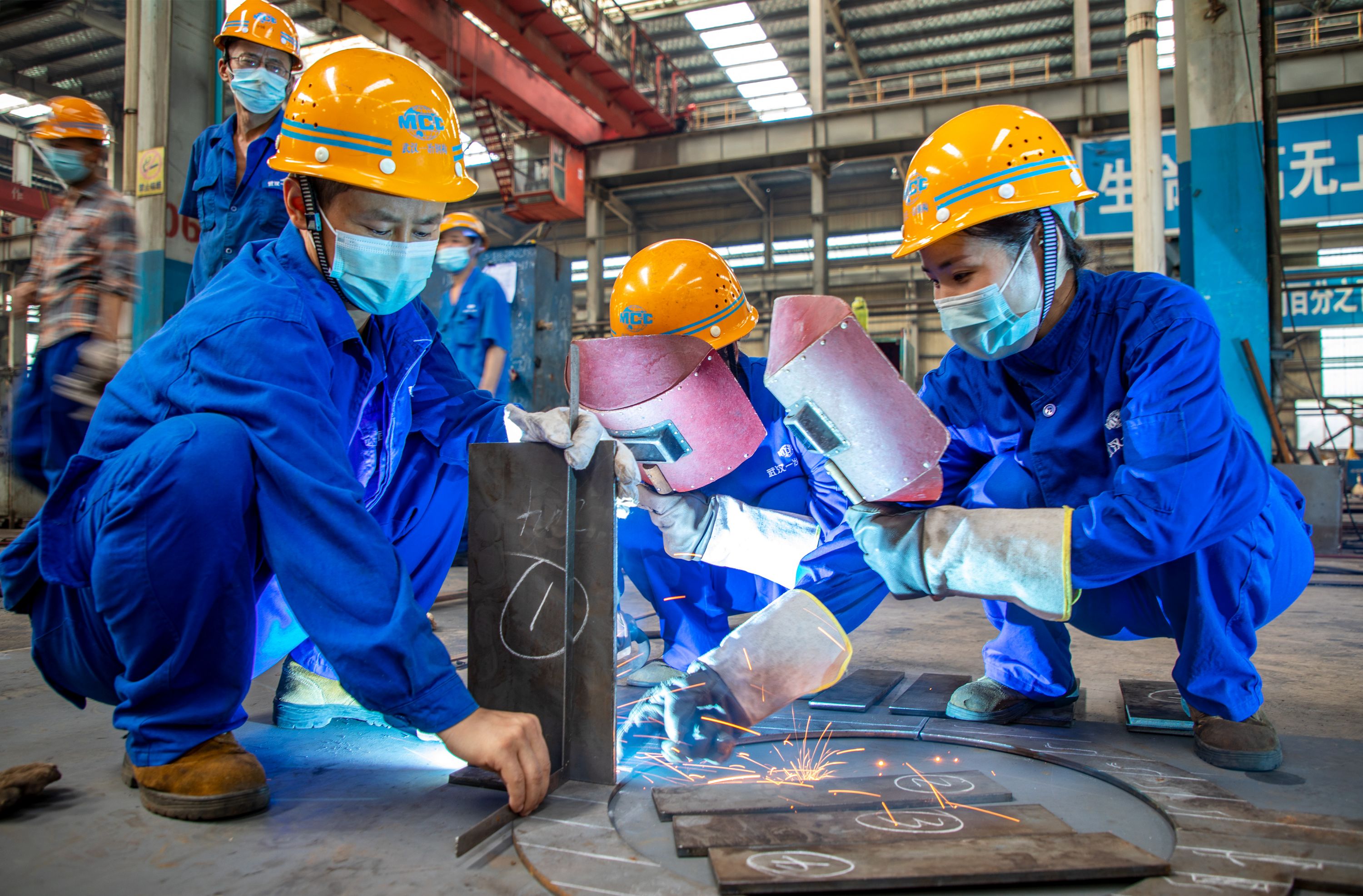 电焊工技能大比拼,火花中焊出3座"钢铁鹊桥"