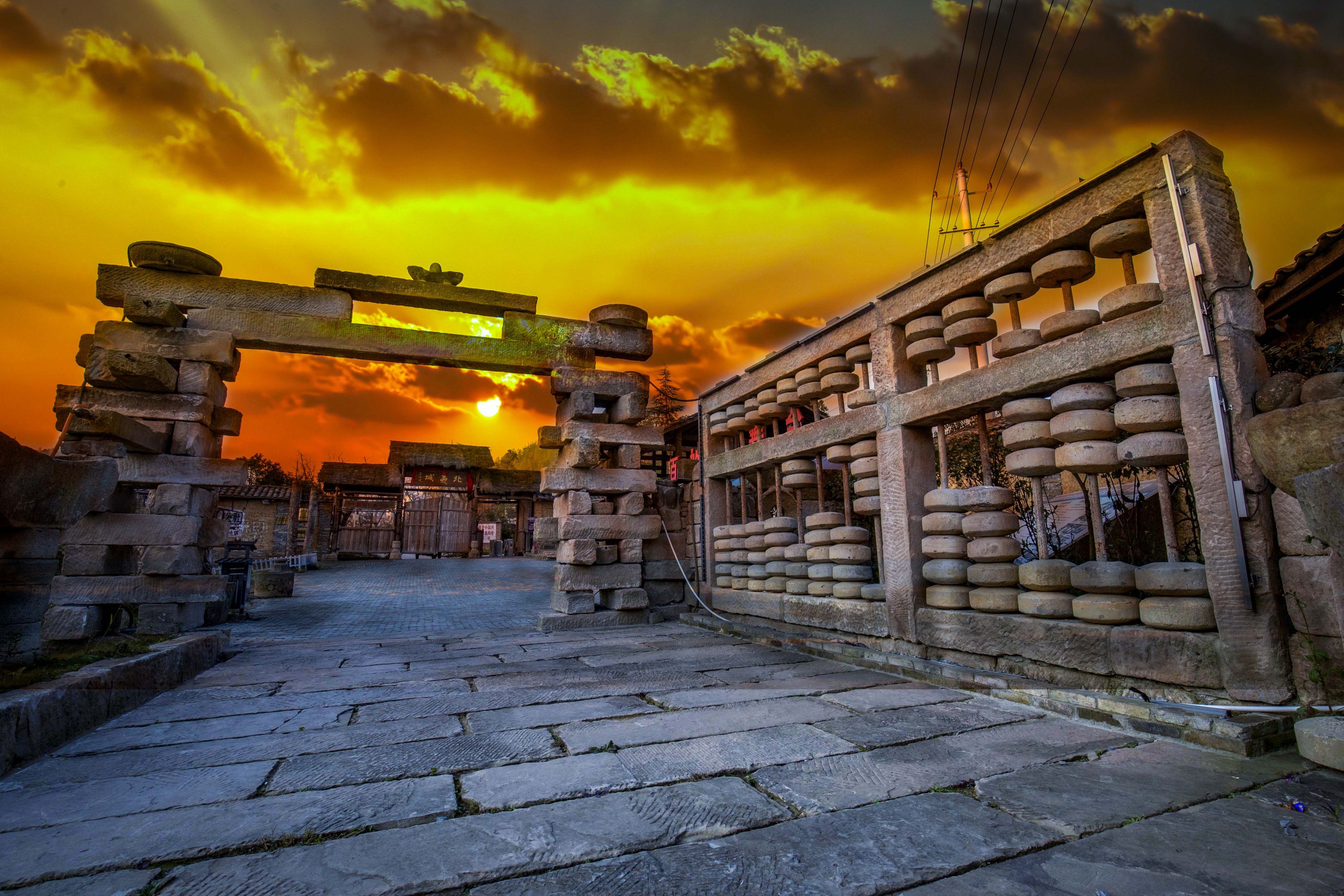 北夷城是一处土家族特色风情城,这里有上世纪60年代的文化符号,土家族