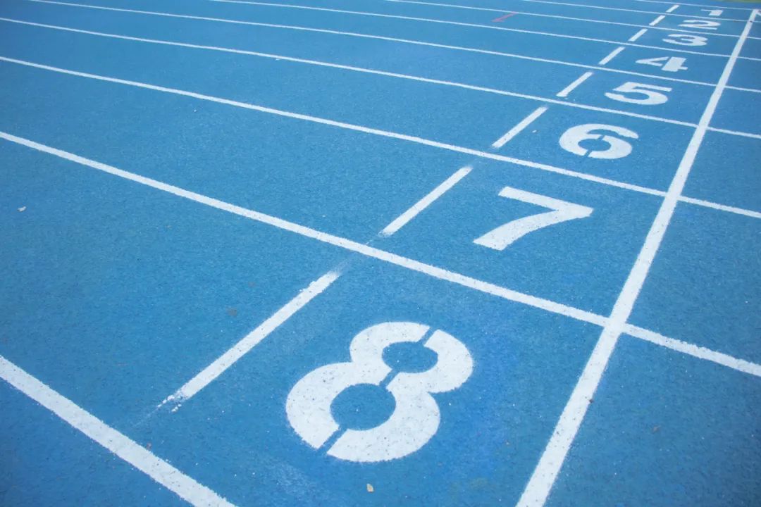 蓝智慧之色它具有别样的亲和力如月色倾洒的柔美如喃喃的细雨蓝色跑道