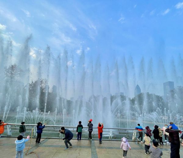 元旦假期每天开6场,中山公园音乐喷泉受市民喜爱