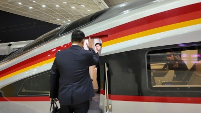 新春走基层｜高铁“代驾”司机的除夕守望