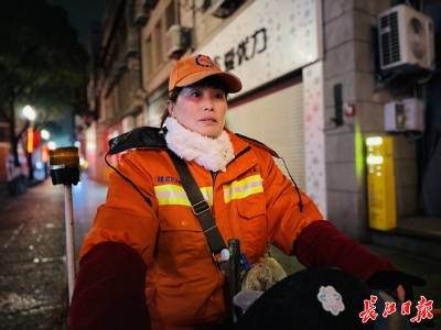 大年初一凌晨4时的江汉路：一群橙色身影晨扫迎接新年